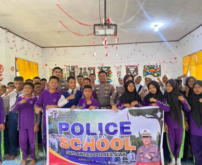 Tingkatkan Kesadaran Keselamatan Berkendara, SMPN 3 Mempura Sambut Program "Police Go to School"